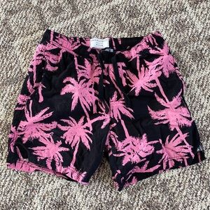 Black and magenta palm tree men shorts
